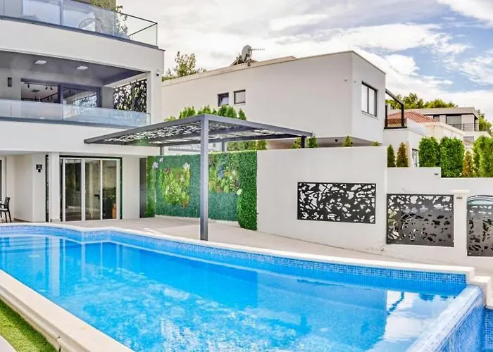 De Luxe Palace Al Nera 2 Swimming Pools At Sea *