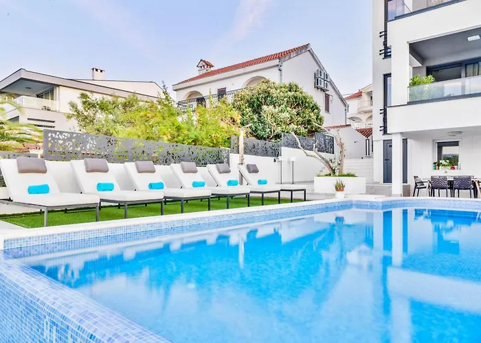 De Luxe Palace Al Nera 2 Swimming Pools At Sea Villa *