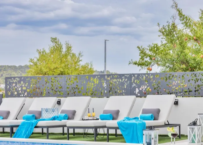 De Luxe Palace Al Nera 2 Swimming Pools At Sea