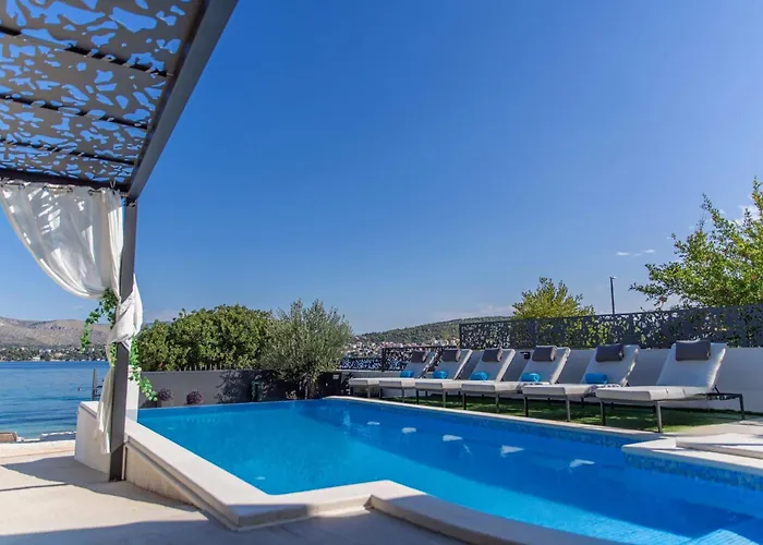 De Luxe Palace Al Nera 2 Swimming Pools At Sea