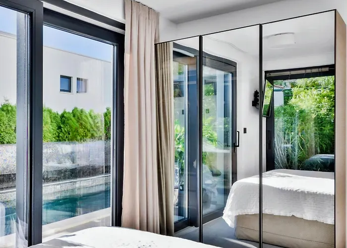 De Luxe Palace Al Nera 2 Swimming Pools At Sea *