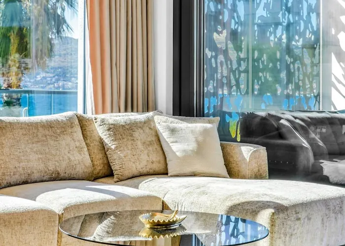 De Luxe Palace Al Nera 2 Swimming Pools At Sea Villa