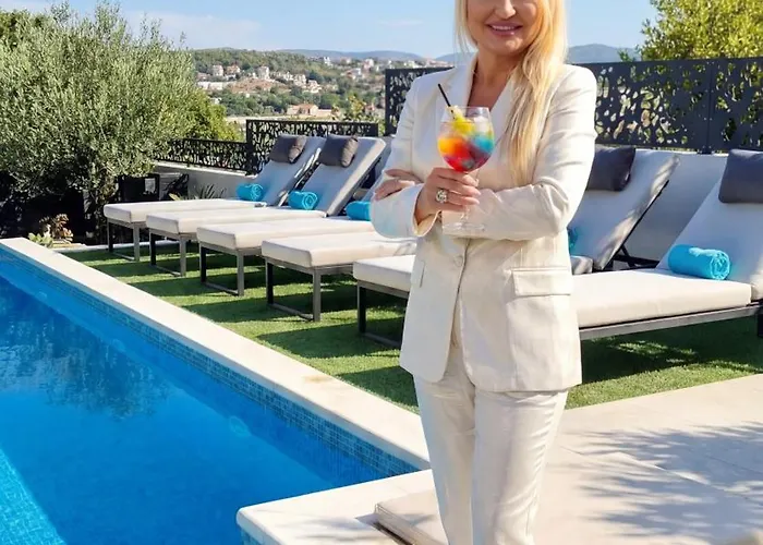 De Luxe Palace Al Nera 2 Swimming Pools At Sea Villa