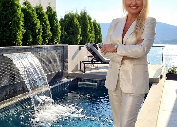 De Luxe Palace Al Nera 2 Swimming Pools At Sea Villa *