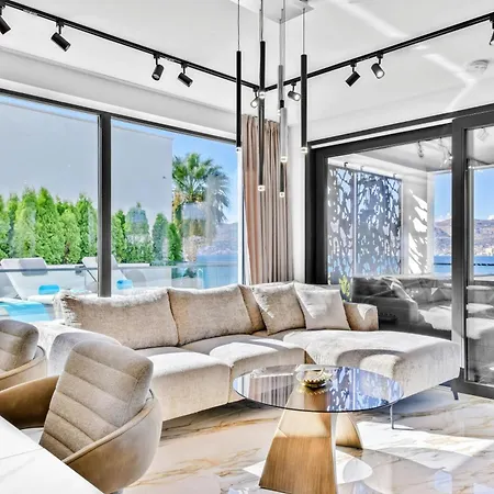 De Luxe Palace Al Nera 2 Swimming Pools At Sea Villa