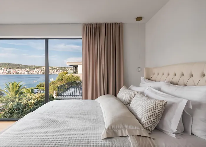 De Luxe Palace Al Nera 2 Swimming Pools At Sea Villa