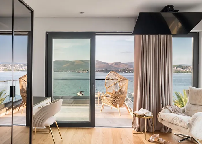 De Luxe Palace Al Nera 2 Swimming Pools At Sea Villa Trogir